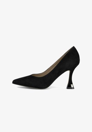 Czarny zamszowy czółenek z szpiczastym noskiem, kanciastym obcasem i błyszczącym akcentem u podstawy. Gładka faktura, elegancka sylwetka i płynne linie.