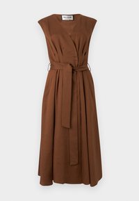 Καφέ αμάνικο μίντι φόρεμα με V-λαιμόκοψη, πιετά λεπτομέρειες και ζώνη από το ίδιο ύφασμα δεμένη στη μέση.