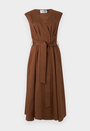 Ujjatlan barna midi ruha V-nyakkivágással, pliszírozott részletekkel és a deréknál megkötött hozzáillő szövetövvel.