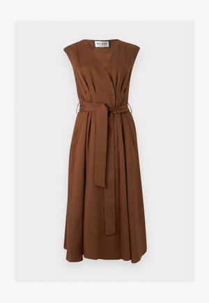 Ujjatlan barna midi ruha V-nyakkivágással, pliszírozott részletekkel és a deréknál megkötött hozzáillő szövetövvel.