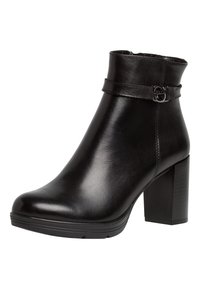 Botines negros de cuero suave, con puntera redonda, tacón grueso y una correa decorativa con una hebilla metálica circular.