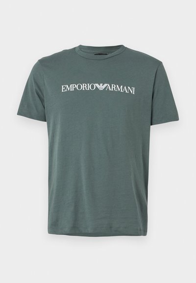 Mørkegrønn bomull t-skjorte med rund hals, med en hvit "Emporio Armani" logo over brystet og korte ermer. Myk tekstur.