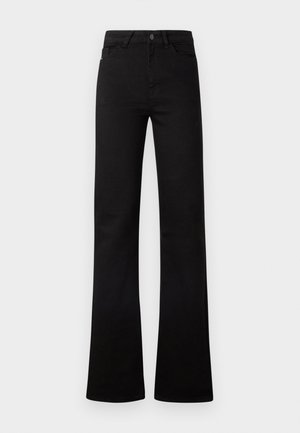 Zwarte high-waist jeans met rechte pijpen, voorzakken, riemlussen, een knoopsluiting en licht uitlopende zoom op een witte achtergrond.