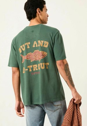 REGULAR FIT - OUT AND A TROUT GRAPHIC - Print T-shirt - emerald green