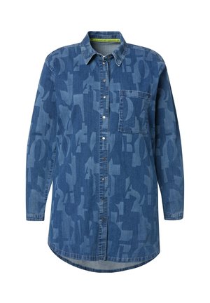 Camisa de mezclilla en azul oscuro con un sutil patrón geométrico, mangas largas, botonadura frontal, un bolsillo en el pecho y dobladillo curvado.