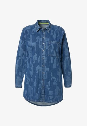 Mørkeblå denimskjorte med et subtilt geometrisk mønster, lange ærmer, knaplukning foran, en enkelt brystlomme og buet kant.
