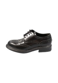 Scarpa da uomo in pelle nera con dettagli perforati, punta tonda e design con lacci. Presenta una suola robusta e accenti di cucitura decorativa.