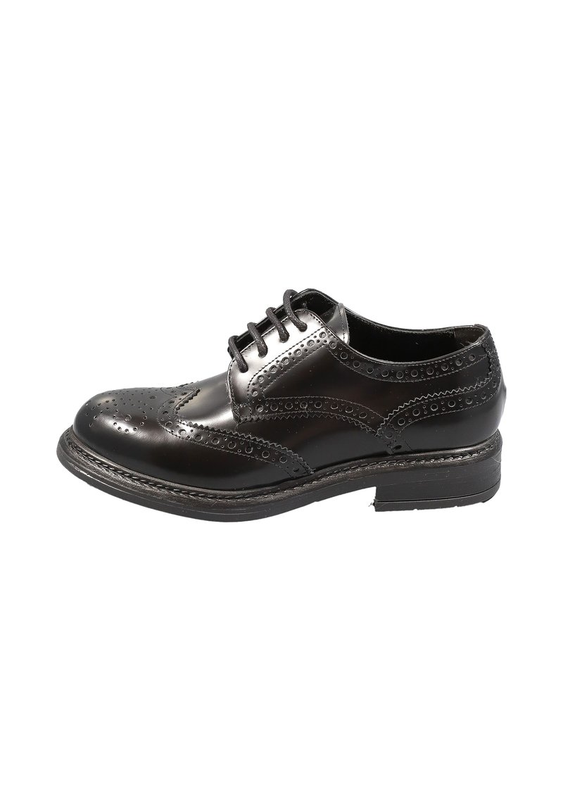 Scarpa da uomo in pelle nera con dettagli perforati, punta tonda e design con lacci. Presenta una suola robusta e accenti di cucitura decorativa.