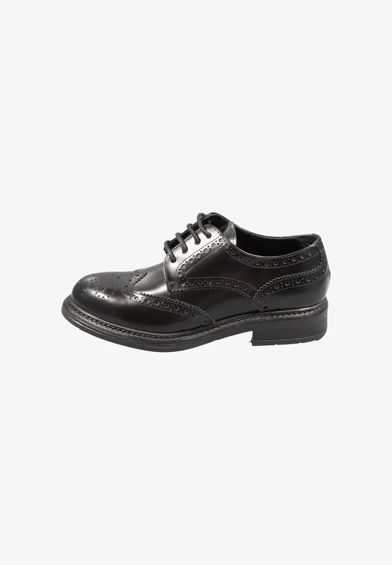 Scarpa da uomo in pelle nera con dettagli perforati, punta tonda e design con lacci. Presenta una suola robusta e accenti di cucitura decorativa.