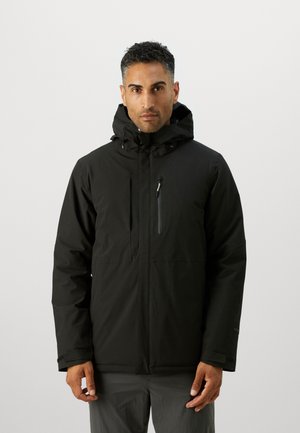 Chaqueta negra con capucha que presenta un cierre frontal, bolsillo en el pecho y un tejido resistente. Textura suave con cordones ajustables en la capucha.
