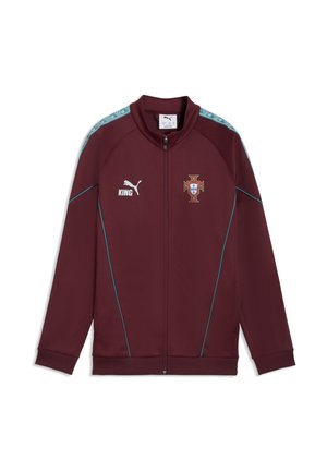 Chaqueta deportiva Puma color burdeos con cremallera completa, escudo de fútbol de Portugal, texto "KING" y franjas en patrón verde azulado en los hombros y las mangas.