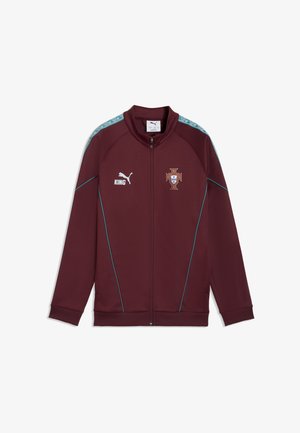 Veste de sport Puma bordeaux à fermeture éclair complète avec écusson de football du Portugal, texte "KING" et rayures graphiques bleu sarcelle sur les épaules et les manches.