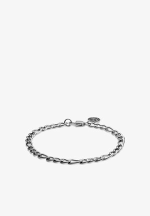 Sølv kædearmbånd med sammenflettede led, udstyret med en lukning og en lille logo charme, glat tekstur og poleret overflade.