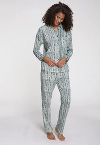 Grün-weiß gestreifter Pyjama-Set aus leichtem Stoff, bestehend aus einem langärmligen Hemd mit Knöpfen und passenden gerade geschnittenen Hosen.