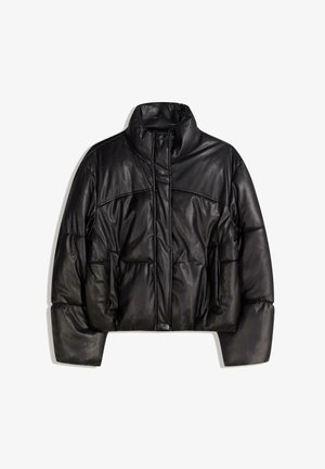 Čierna puffová bunda s vysokým golierom, dlhými rukávmi, prednými cvokmi a dvoma vertikálnymi bočnými vreckami na bielom pozadí.