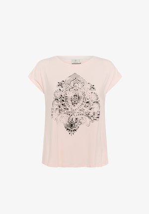 Jasnoróżowa koszulka z krótkim rękawem z szczegółowym czarnym wzorem paisley z przodu. Miękka tkanina o luźnym kroju.