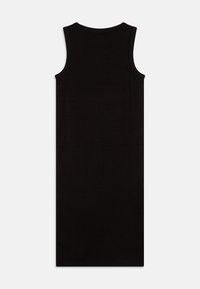 Černé bezramínkové šaty s volným střihom, vyrobené z žebrované látky. Mají kulatý výstřih a klesají pod kolena.