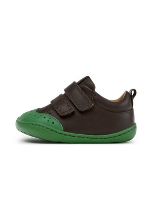 Bruine en groene peuterschoen met twee verstelbare klittenbandsluitingen en een afgeronde neus, ontworpen voor comfort en gemakkelijk dragen.