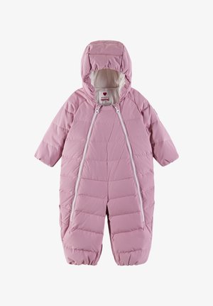 Combinaison de neige rembourrée rose pour bébé avec capuche, manches longues et deux fermetures éclairs à l’avant s’étendant du cou jusqu’aux jambes.