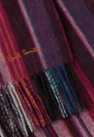Καφέ μάλλινο κασκόλ με έντονες ρίγες σε μωβ, ροζ και μπλε, με κρόσσια στην άκρη. Κεντητό κείμενο "Paul Smith" σε πορτοκαλί.