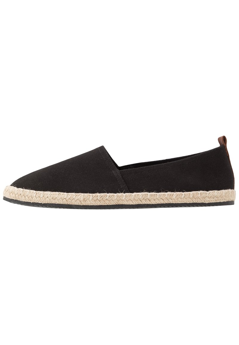 Chaussure espadrille noire à enfiler avec semelle en jute tissée et languette marron au talon, vue de côté sur fond blanc.