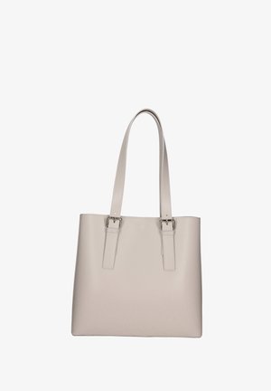 Lichtgrijze totebag met twee platte handvatten, gemaakt van glad materiaal. Bevat metalen accenten bij de bevestigingspunten van de handvatten. Rectangulaire vorm.