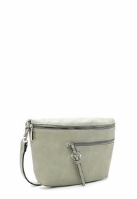 Sac en cuir gris clair avec une texture lisse, doté d'une fermeture éclair sur le dessus et d'une poche zippée à l'avant. Comprend une bandoulière amovible.