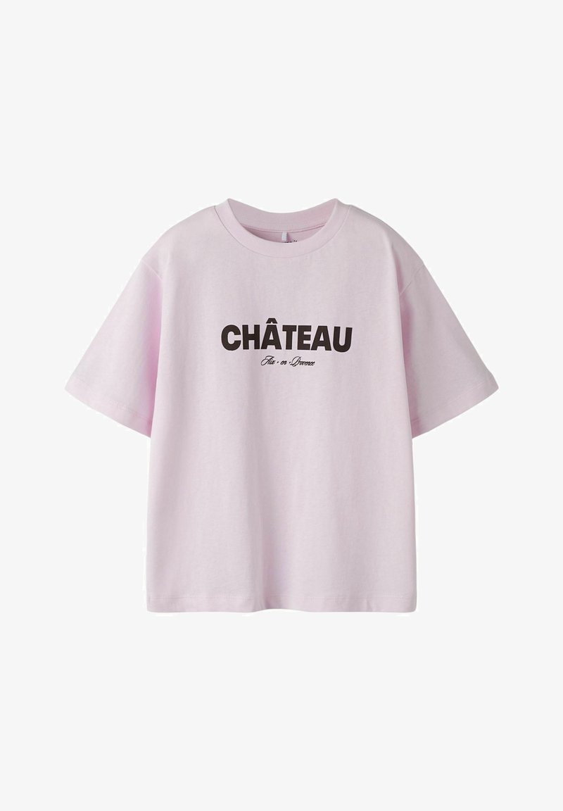 T-shirt en coton rose clair avec des manches courtes, arborant un texte noir audacieux, "CHÂTEAU" et "NICE en Provence" dans une police élégante.