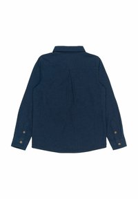 Cămașă cu mânecă lungă de culoare albastru marin, confecționată dintr-un material moale, având manșetă cu nasturi, guler și o pliu central pe spate pentru un plus de detaliu.