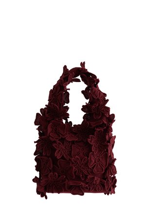 Bordo värvi kangast kandekott, millel on 3D lillereljeefsed detailid katmas kogu pinda ning laiad, polsterdatud sangad.