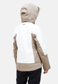 Zweifarbige wasserdichte Jacke mit einem weißen Oberteil und hellbeigem Unterteil. Sie verfügt über eine Kapuze und sichere Nähte.