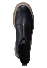 Botine negre din piele cu un finisaj texturat, având un sistem de închidere cu fermoar pe lateral și o talpă din cauciuc de culoare deschisă.