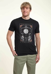 Černé bavlněné tričko s grafickým potiskem Hvězdy smrti, Dartha Vadera a stormtrooperů, s textem "GALACTIC EMPIRE".