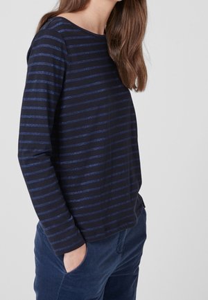Camicia a maniche lunghe blu navy con sottili righe orizzontali di una tonalità leggermente più chiara. Tessuto morbido, scollatura rotonda e vestibilità rilassata.