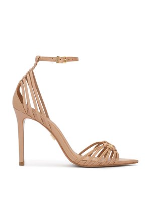 Beige højhælede sandal med flere tynde stropper, ankelspænde og slank stilet-hæl, vinklet mod venstre på en hvid baggrund.