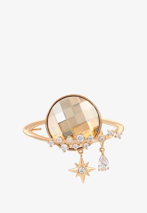 Anello dorato con una grande pietra di ambra sfaccettata, piccole cristalli trasparenti che formano una linea curvata e ciondoli a forma di stella e goccia che pendono sotto.