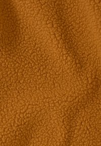 Brauner Fleece-Stoff mit weicher, strukturierter Oberfläche und einem gleichmäßigen Muster kleiner, erhabener Fasern.