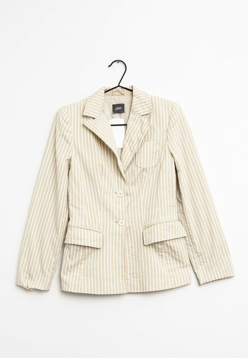 Ljusrandig kavaj med slagkrage, två framfickor och tre knappar. Mjuk textur, lätt design och figursydd form.