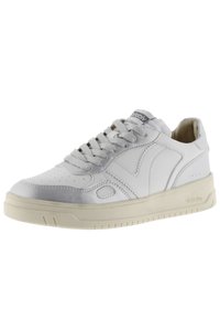 Sneaker bianco con tomaia in pelle liscia, colletto imbottito e suola testurizzata. Presenta punta rotonda, design con allacciatura e logo sulla linguetta.