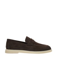 Braune Wildlederschlupfschuhe mit einem schlichten Design, das eine leichte Kappe und eine hellfarbige Gummisohle aufweist.