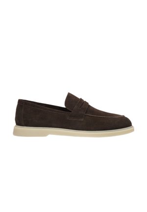 Braune Wildlederschlupfschuhe mit einem schlichten Design, das eine leichte Kappe und eine hellfarbige Gummisohle aufweist.