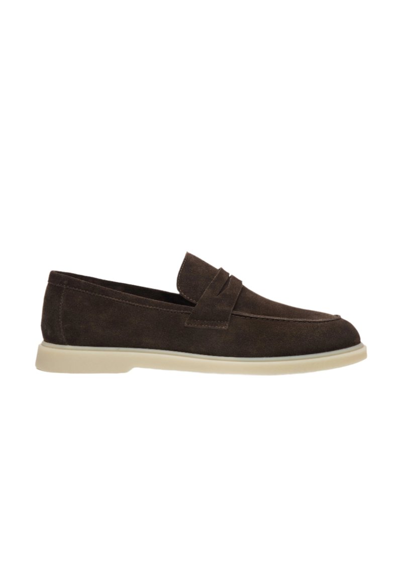Braune Wildlederschlupfschuhe mit einem schlichten Design, das eine leichte Kappe und eine hellfarbige Gummisohle aufweist.