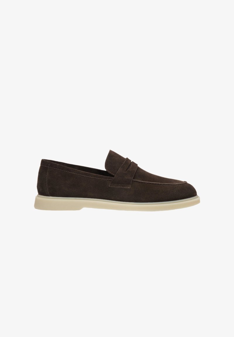 Braune Wildlederschlupfschuhe mit einem schlichten Design, das eine leichte Kappe und eine hellfarbige Gummisohle aufweist.