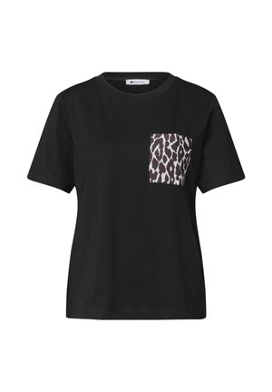 T-shirt noir à manches courtes avec col rond et une seule poche avant avec un imprimé animal abstrait en noir et blanc.