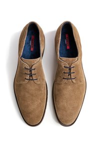 Chaussures habillées en daim brun avec une finition lisse, présentant un design classique à lacets et une doublure intérieure bleue qui contraste. Semelle en caoutchouc.