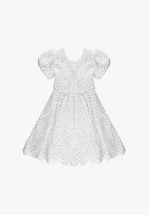 Vestito in pizzo bianco con maniche corte a sbuffo, scollo a V profondo, vita aderente, gonna svasata e motivi di ricami floreali circolari.