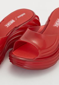 Melissa MELISSA QUANTUM PLATFORM X DIESEL AD. - Kontsaga tagant lahtised kingad - red