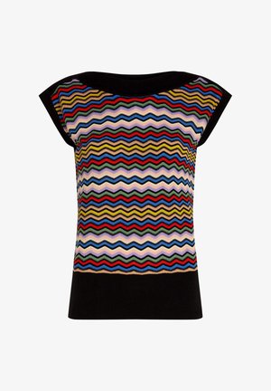 Gebreide top met een kleurrijk zigzagpatroon in tinten van rood, blauw, geel, groen en roze, met een effen zwarte halsopening en zoom.