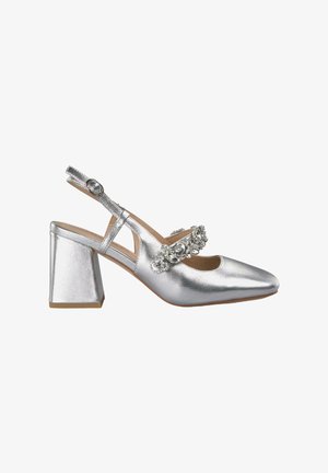 Zilverkleurige metallic slingback hak met een blokhak, puntige neus en decoratieve strass-accenten over de voet. Glad oppervlak.