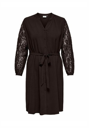 Svart klänning med knäppning fram, strukturerat tyg och långa spetsärmar. Har midjeband och en avslappnad silhuett.